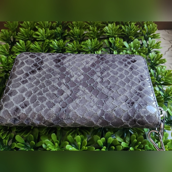 EUC Michael Kors grey snake print wristlet - Picture 4 of 13